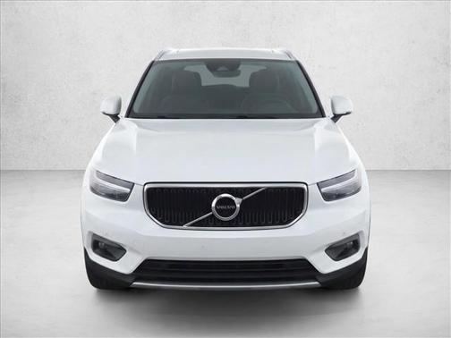 Ice White 2019 Volvo XC40 T5 Momentum