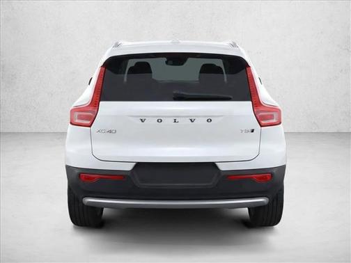 Ice White 2019 Volvo XC40 T5 Momentum