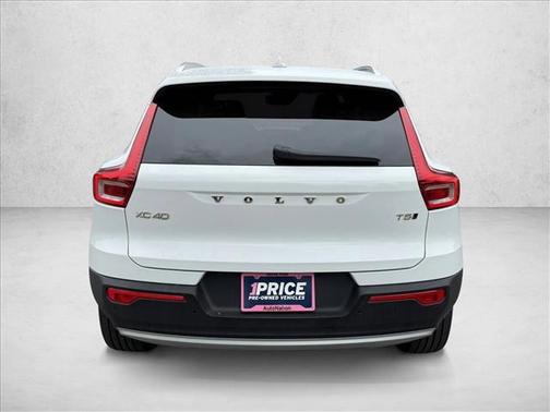 Ice White 2019 Volvo XC40 T5 Momentum