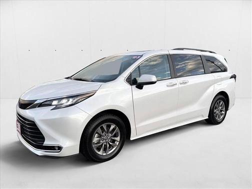 2023 Toyota Sienna XLE 8 Passenger