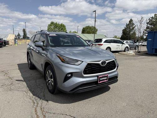 Moon Dust 2022 Toyota Highlander XLE