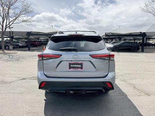 Moon Dust 2022 Toyota Highlander XLE