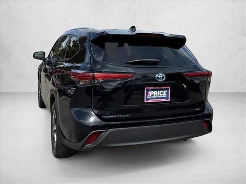 Midnight Black Metallic 2022 Toyota Highlander Hybrid XLE