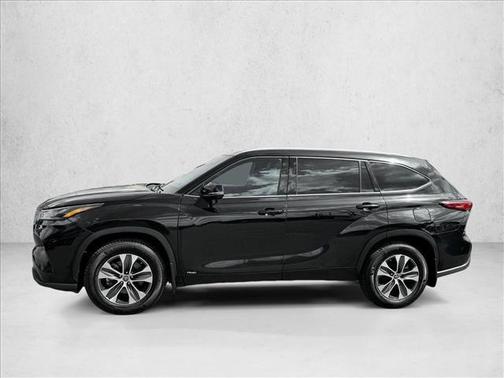 Midnight Black Metallic 2022 Toyota Highlander Hybrid XLE