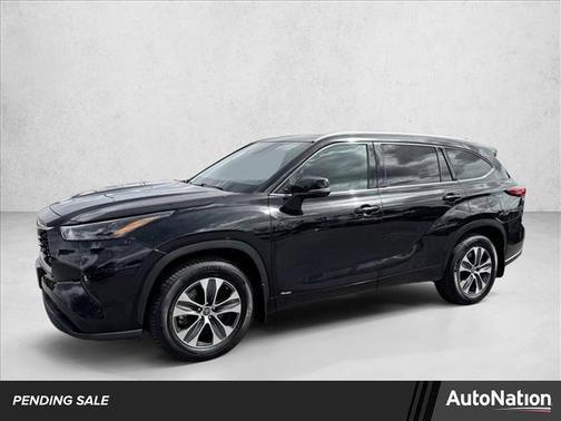 Midnight Black Metallic 2022 Toyota Highlander Hybrid XLE
