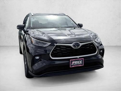 Midnight Black Metallic 2022 Toyota Highlander Hybrid XLE