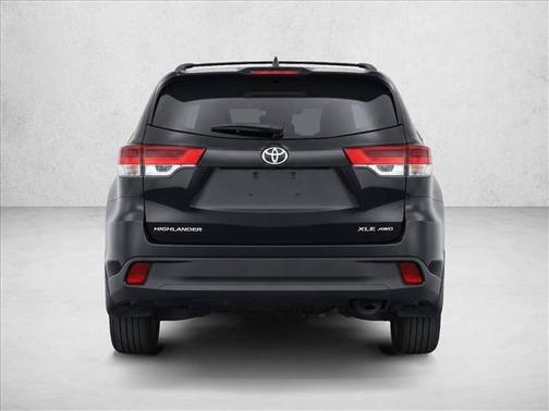 Midnight Black Metallic 2017 Toyota Highlander XLE