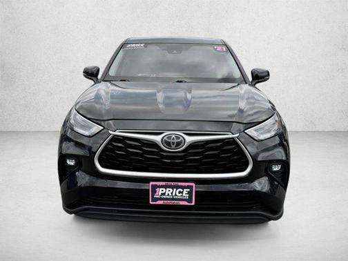 Midnight Black Metallic 2021 Toyota Highlander LE