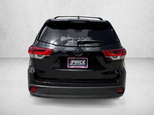 Midnight Black Metallic 2018 Toyota Highlander SE