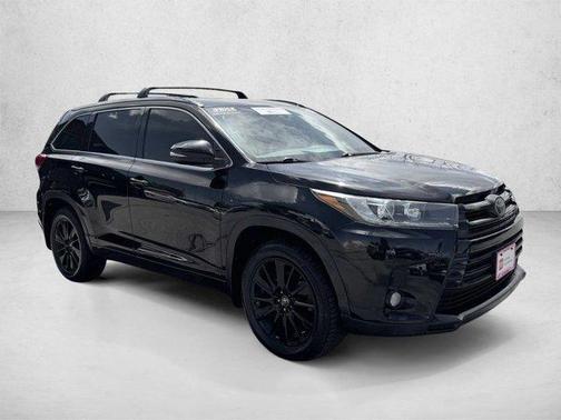 Midnight Black Metallic 2018 Toyota Highlander SE
