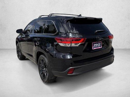 Midnight Black Metallic 2018 Toyota Highlander SE