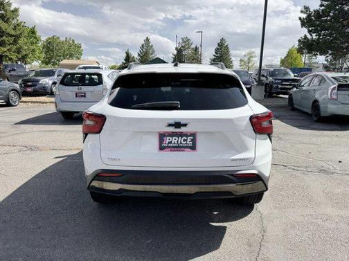 Summit White 2025 Chevrolet Trax FWD ACTIV