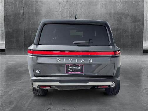 2025 Rivian R1S Adventure