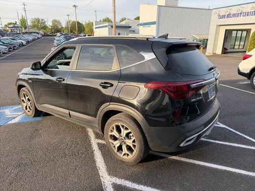 Cherry Black 2021 Kia Seltos EX