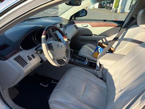 Classic Silver Metallic 2011 Toyota Avalon Limited