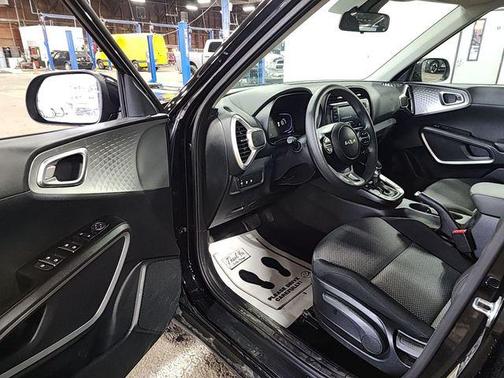 Fusion Black 2025 Kia Soul LX