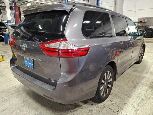Predawn Gray Mica 2018 Toyota Sienna XLE