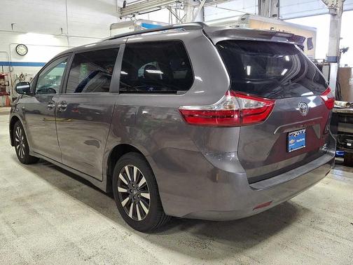 Predawn Gray Mica 2018 Toyota Sienna XLE