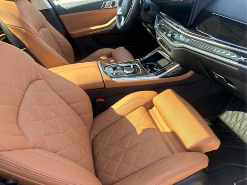 Black Sapphire Metallic 2024 BMW X7 xDrive40i