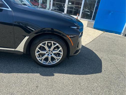 Black Sapphire Metallic 2024 BMW X7 xDrive40i
