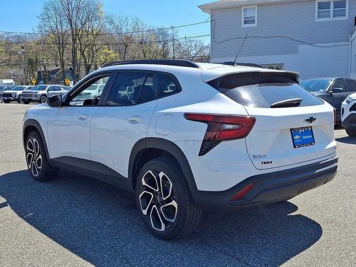 Summit White 2024 Chevrolet Trax FWD 2RS