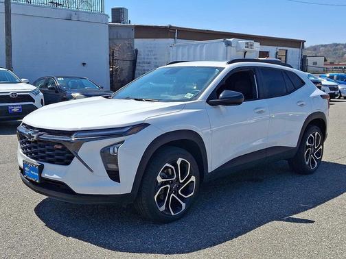 Summit White 2024 Chevrolet Trax FWD 2RS