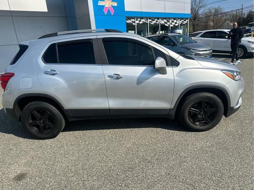 Silver Ice Metallic 2017 Chevrolet Trax LT