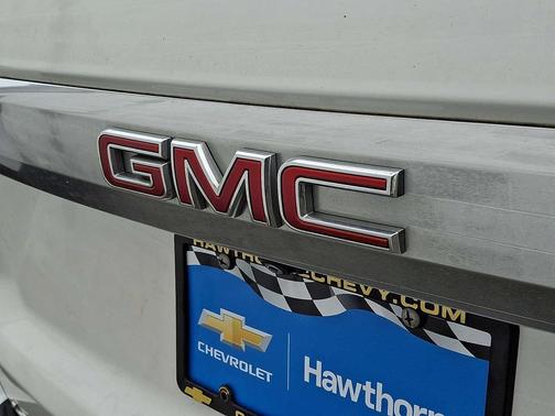 White Frost Tricoat 2022 GMC Yukon Denali