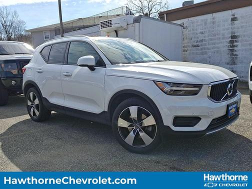 Ice White 2020 Volvo XC40 T5 Momentum