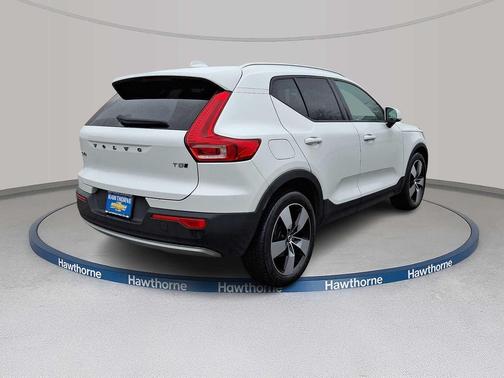 Ice White 2020 Volvo XC40 T5 Momentum