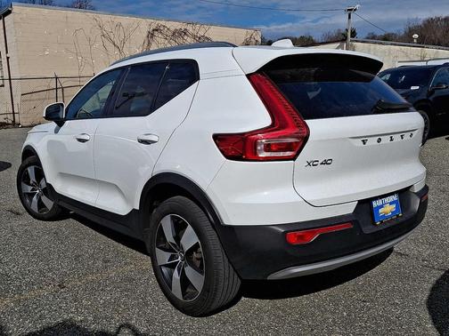 Ice White 2020 Volvo XC40 T5 Momentum