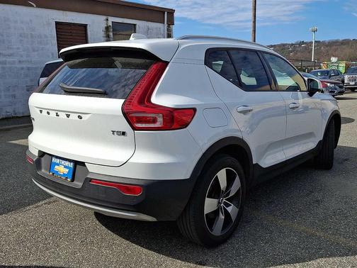 Ice White 2020 Volvo XC40 T5 Momentum