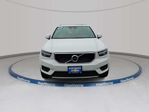 Ice White 2020 Volvo XC40 T5 Momentum