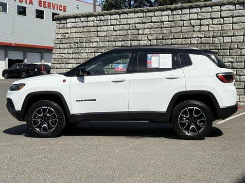 Bright White Clearcoat 2025 Jeep Compass Trailhawk