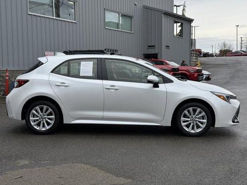 Wind Chill Pearl 2025 Toyota Corolla Hatchback SE