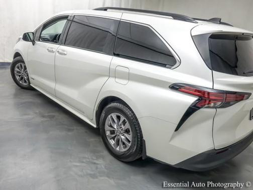 Blizzard Pearl 2021 Toyota Sienna XLE