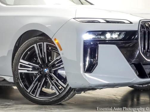 Gray Metallic 2024 BMW i7 xDrive60