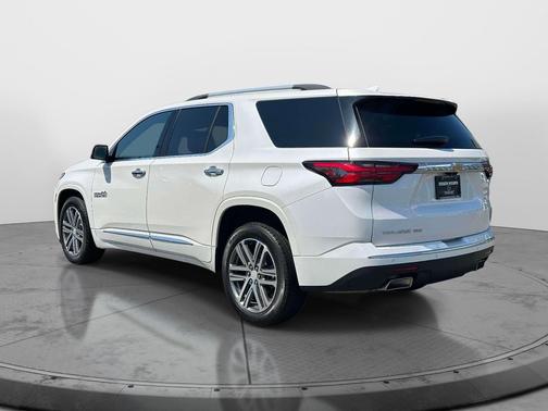 Iridescent Pearl Tricoat 2023 Chevrolet Traverse High Country