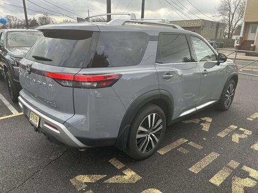 2025 Nissan Pathfinder Platinum 4WD