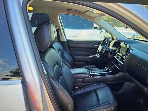 2023 Nissan Pathfinder SL 4WD