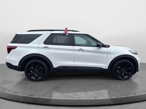 Star White Metallic Tri-Coat 2022 Ford Explorer ST-Line