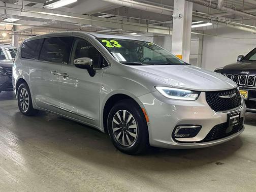2023 Chrysler Pacifica Hybrid Limited