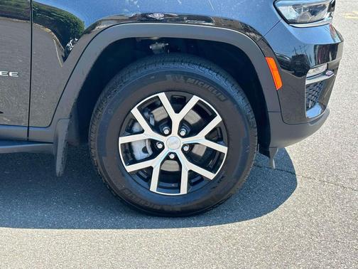 Diamond Black Crystal Pearlcoat 2025 Jeep Grand Cherokee Limited