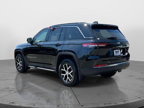 Diamond Black Crystal Pearlcoat 2025 Jeep Grand Cherokee Limited