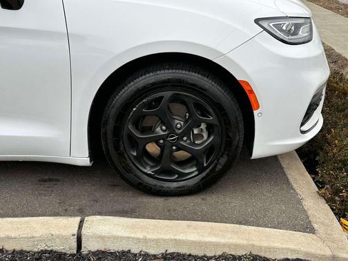 2024 Chrysler Pacifica Hybrid S Appearance Pkg