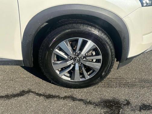 2023 Nissan Pathfinder SL 4WD
