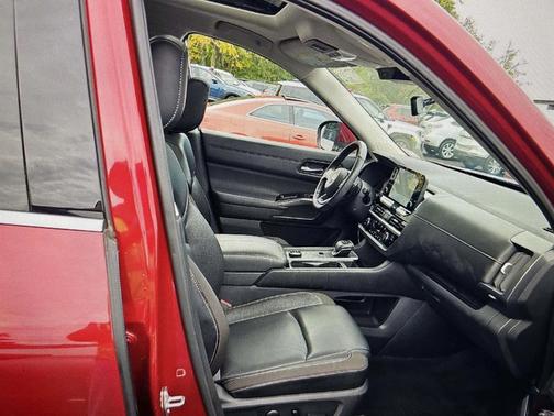 2023 Nissan Pathfinder SL 4WD