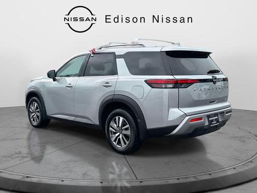 2023 Nissan Pathfinder SL 4WD