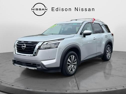 2023 Nissan Pathfinder SL 4WD