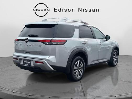 2023 Nissan Pathfinder SL 4WD